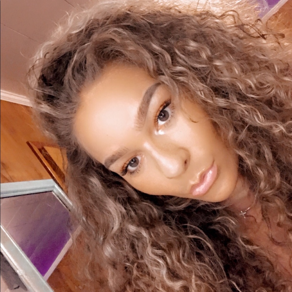 Meet your Posher, Shakhia